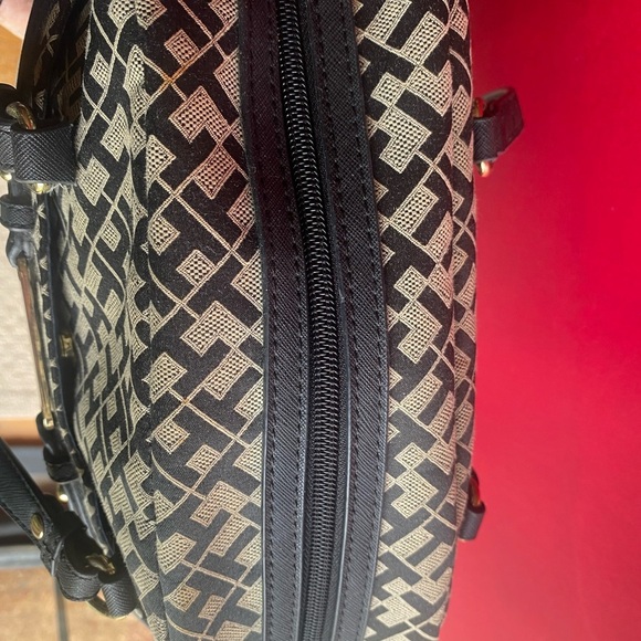 Tommy Hilfiger sharp Black and Cream canvas monogram spacious satchel - Picture 6 of 9